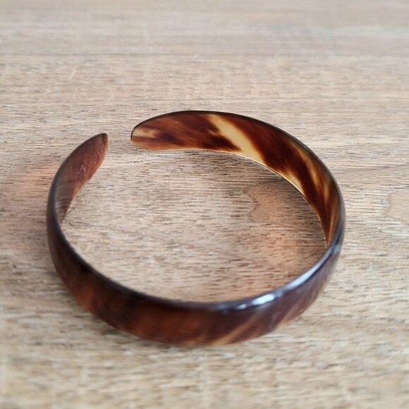 Faux tortoiseshell cuff/bangle. - Picture 3 of 9